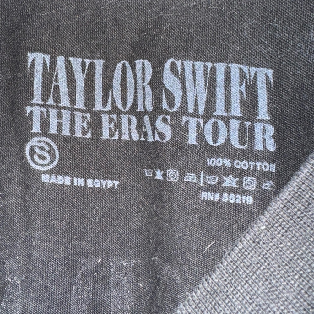Taylor Swift Black Tour T-Shirt - Picture 3 of 3